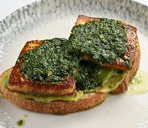 Брускетта с жареным халуми