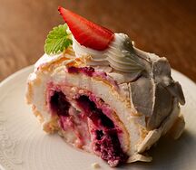 Меренговый рулет с малиной