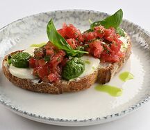 Брускетта с моцареллой и с копчеными томатами