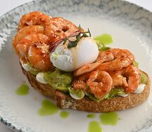 Брускетта с креветками и яйцом пашот