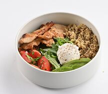 Боул с киноа, томатами и индейкой