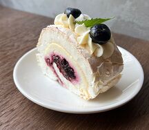 Меренговый рулет с черной смородиной