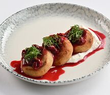 Сырники с вишней и ванильной сметаной