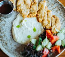 Шницель из курицы с картофельным пюре и моцареллой