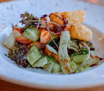 Салат фермерский с сыром моцарелла и соусом песто