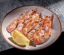 Креветки отварные с лимоном