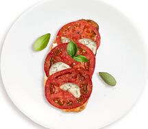 Брускетта с помидорами, сыром и чесноком