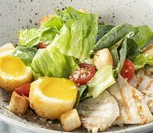Салат цезарь с курицей