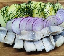 Селёдка с отварной картошкой