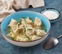 Бульон и пельмени с цесаркой