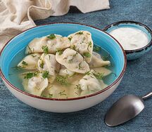 Бульон и пельмени домашние с говядиной и ягненком халяль
