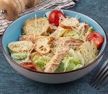 Салат Цезарь с куриной грудкой