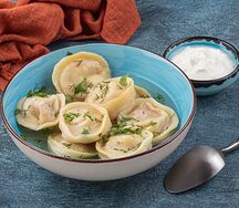 Бульон и пельмени с креветкой