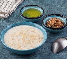 Овсяная каша с медом и орехами
