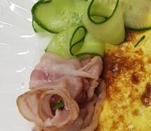 Яичный омлет с беконом