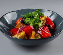 Салат с помидорами и жареными баклажанами