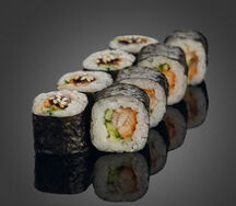 Маки с угрем и огурцом