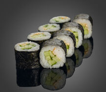 Маки с огурцом и кунжутом