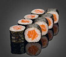 Маки с лососем