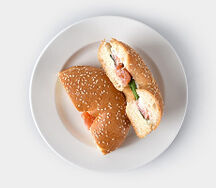 Бейгл лососем и сливочным сыром