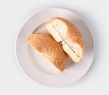 Бейгл с курицей и соусом цезарь