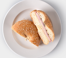 Бейгл с ветчиной, сыром и итальянским соусом