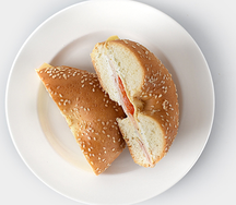 Бейгл с индейкой, печеным перцем и соусом айоли