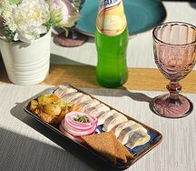 Сельдь с картофелем беби и гренками