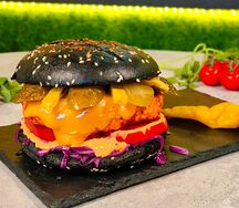 Черная мамба с поросенком