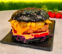 Черная мамба с курочкой