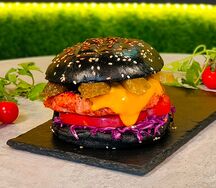 Темный властелин с поросенком