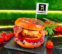 Лысый бро с поросенком