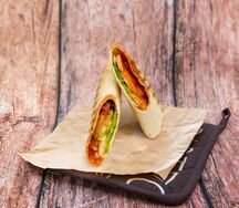 Ролл с курицей и соусом сальса