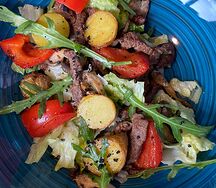 Теплый салат с говядиной