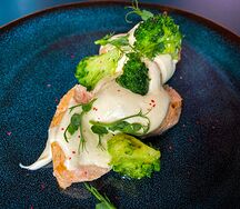 Куриная грудка с брокколи и соусом блю чиз