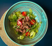 Салат с ростбифом и кунжутной заправкой