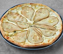 Пицца с грушей и горгонзолой