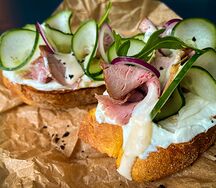 Брускетта с ростбифом