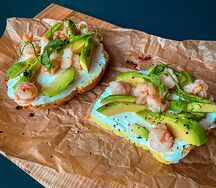 Брускетта с креветками и авокадо