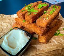 Гренки с соусом блю чиз