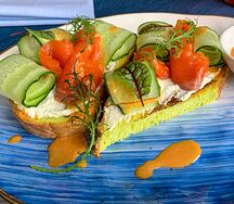 Брускетта с лососем