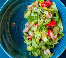 Салат с креветками и авокадо