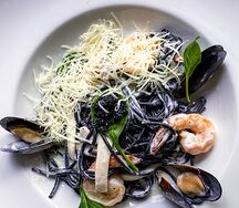 Спагетти с морепродуктами в томатном соусе