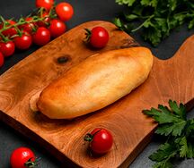 Пирожок с луком и яйцом