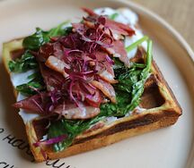 Картофельная вафля с копчёной утиной грудкой