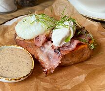 Запеченный батат с беконом и яйцом