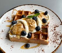 Бельгийская вафля с арахисом и карамелью