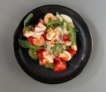 Салат с креветками, томатами и гуакамоле