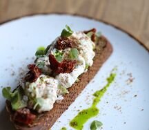 Тост с авокадо, страчателлой, вялеными томатами и семенами льна