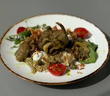 Запеченный баклажан на подушке из картофеля и сельдерея